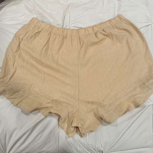 Lightweight, ruffled shorts - Picture 6 of 7